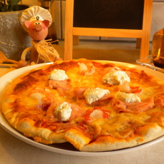 Recept: Pizza met scampi's , gerookte zalm en kruidenkaas Recept: Pizza met scampi's , gerookte zalm en kruidenkaas