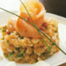 Recept: Zalmtartaar met gerookte zalm, kruiden, kappertjes