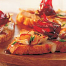 Recept: Hibiscus, brie en amandel crostini Recept: Hibiscus, brie en amandel crostini