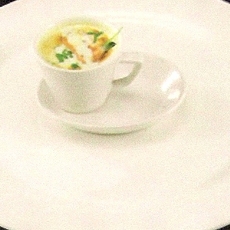 Recept: Basilicumsoep met kerrieroom en zalm