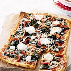 Recept: Plaatpizza met spinazie en twee soorten kaas