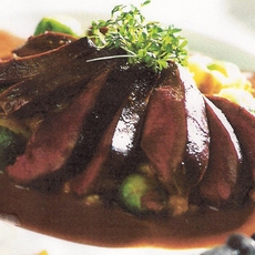 Recept: Rosé gebakken duivenborst met spruiten (zie opm) Recept: Rosé gebakken duivenborst met spruiten (zie opm)