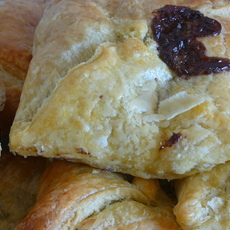 Recept: Zoete bladerdeegflappen met banaan, kokos+chocola Recept: Zoete bladerdeegflappen met banaan, kokos+chocola