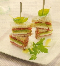 Recept: Broodtorentjes met kaas, ham, pesto en tomaat