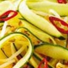 Recept: Zoetzure komkommer met chilipepers Recept: Zoetzure komkommer met chilipepers