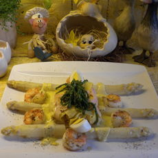 Recept: Asperges vergezeld van scampi's , pasta in gerookte zalm  