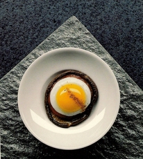 Recept: Hoedjes van shiitake met een kwarteleitje op tomatenjam