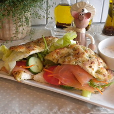 Recept: Focaccia met mozzarella, gerookte zalm en garnituren Recept: Focaccia met mozzarella, gerookte zalm en garnituren