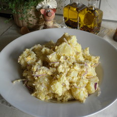 Recept: Aardappelsla met rode ajuin en eikes