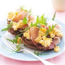 Recept: Broodje roerei met rauwe ham