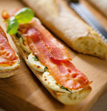 Recept: Toast met geitenkaas, basilicum en ontbijtspek