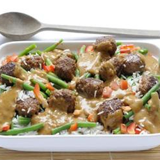 Recept: Gehaktballetjes met sperziebonen, sat�saus en rijs
