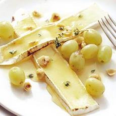 Recept: Brie met tijmhoning en druiven Recept: Brie met tijmhoning en druiven