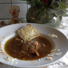 Recept: Soep : rode ajuin soep met kip en kaas