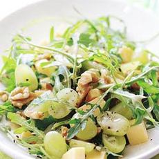 Recept: Rucolasalade met druiven, kaas en noten Recept: Rucolasalade met druiven, kaas en noten