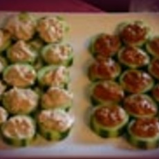 Recept: Komkommer met kip-sat� en tonijnsalade