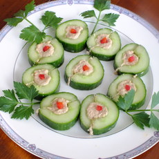 Recept: Komkommerschijven met zalmmousse Recept: Komkommerschijven met zalmmousse