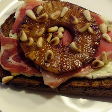 Recept: Serranoham met ananas en blauwschimmelkaas