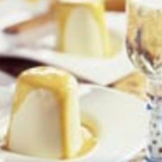 Recept: Kaneelbavaroise met perziksaus Recept: Kaneelbavaroise met perziksaus