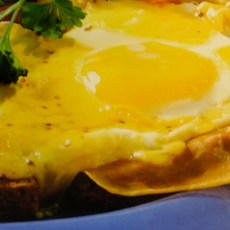 Recept: Uitsmijter met mosterdkaas en rauwe ham
