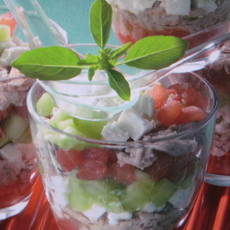 Recept: Amuse van komkommer-tomaat en tonijn Recept: Amuse van komkommer-tomaat en tonijn