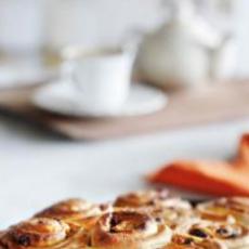 Recept: Kaneelrolletjestaart met rozijnen
