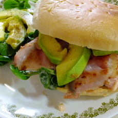 Recept: Broodje met paprikaspread en avocado