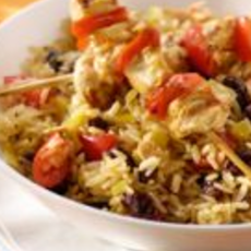 Recept: Aromatische rijst met rozijnen en amandelen en kip Recept: Aromatische rijst met rozijnen en amandelen en kip
