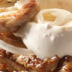 Recept: Gemarineerde varkensreepjes met witte kool en zure room