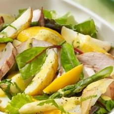 Recept: Lauwe aardappelsalade met kip, asperges en mango